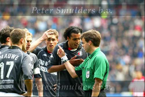 Eindhoven 14 april 2002
PSV-Feyenoord 2-0
Pierre v Hooijdonk boos op scheidsrechter Eric Braamhaar
