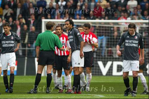 Eindhoven 14 april 2002
PSV-Feyenoord 2-0
Pierre v Hooijdonk met scheidsrechter Eric Braamhaar