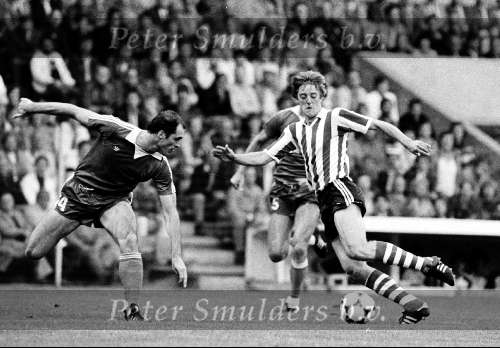 Eindhoven , 22 augustus 1981 PSV-AZ 67, eindstand 2-4
Piet Wildschut in duel met Johnny Metgod