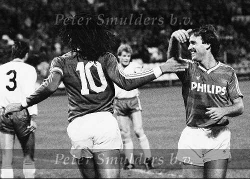 PSV-Haarlem kompetitie seizoen 1986/1987
Een lachende Rene v d Gijp heeft gescoord hier samen op de foto met Ruud Gullit