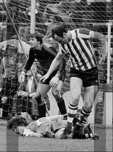 Rotterdam, 24 mei 1981
PSV-SPARTA, eindstand 3-0
Rob Landsbergen op de grond, David Loggy en doelman Jan Formanoy
