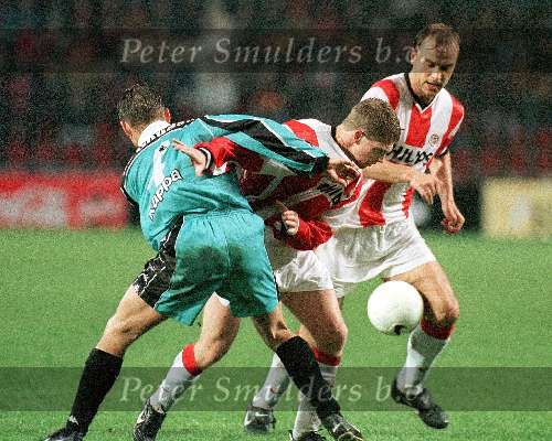 Eindhoven, 31 oktober 1998
PSV-Sparta, eindstand 4-0
Robert Fuchs wordt verdegid door John Nieuwenburg (4)
Dmitri Khokhlov kijkt toe