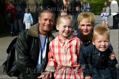Kaatsheuvel 21 april 2002
50 jarig bestaan van de efteling en premiere show Hans Klok.
Ron Boszhard met gezin