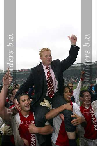 Nijmegen 5 Mei 2002 
NEC-AJAX Kampioenswedstrijd 0-2
Ajax spelers vieren het kampioenschap Ronald Koeman op de schouders van aanvoerder Cristian Chivu, Mido, Nikos Machlas
