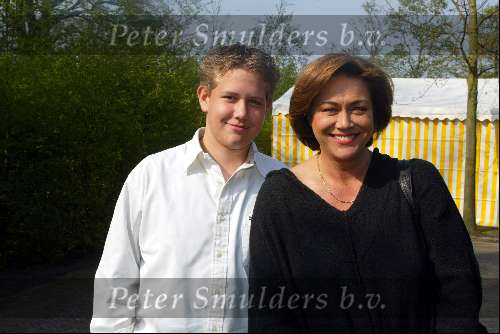 Kaatsheuvel 21 april 2002
50 jarig bestaan van de efteling en premiere show Hans Klok.
Tineke Verburg met zoontje