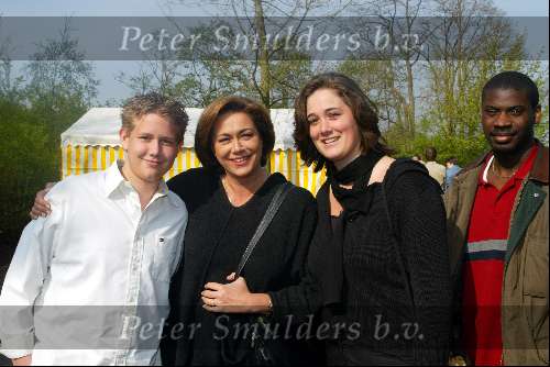 Kaatsheuvel 21 april 2002
50 jarig bestaan van de efteling en premiere show Hans Klok.
Tineke Verburg met zoontje