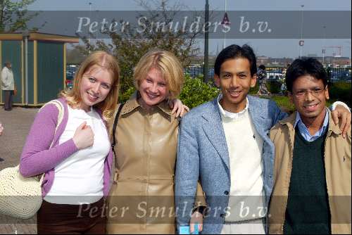 Kaatsheuvel 21 april 2002
50 jarig bestaan van de efteling en premiere show Hans Klok.
Wibi Soerjadi met vrouw en broer