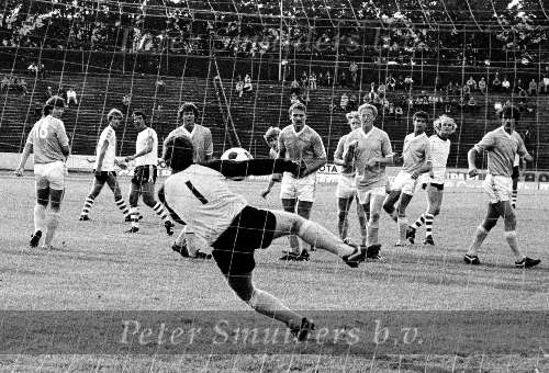 Willy v d Kuylen neemt een van zijn befaamde vrije trappen tegen de FC Den Bosch in 1981