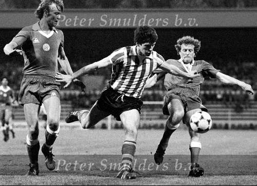 Eindhoven , 22 augustus 1981 
PSV-AJAX
Willy Janssen in duel met Wim Janssen en Dick Schoenaker