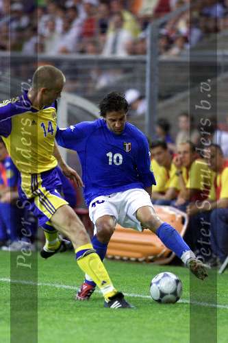 19 juni 2000
Italie-Zweden in het PSV stadion.
Del Piero in duel met Johan Mellberg