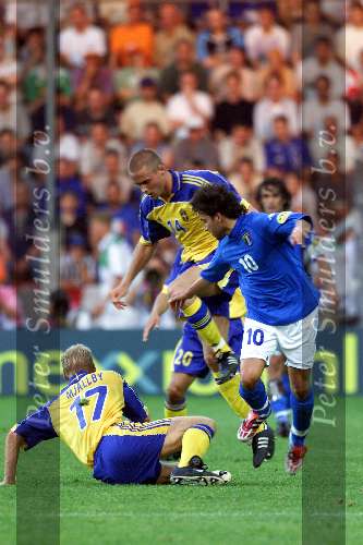 19 juni 2000
Italie-Zweden in het PSV stadion.
Del Piero in duel metMellberg en Johan Mjallby (17) en Olof Mellberg (14)