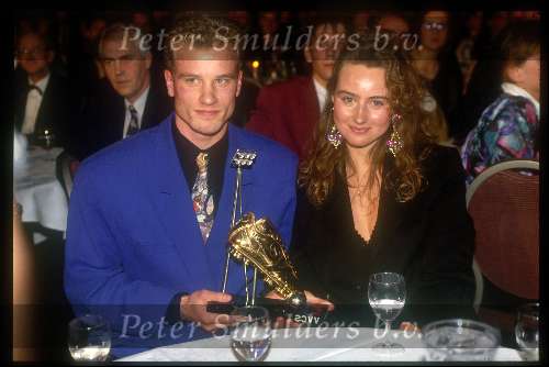Dennis Bergkamp voetballer van het jaar samen met zijn vrouw
