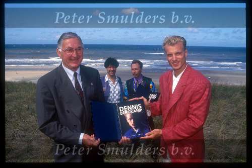 Dennis Bergkamp samen met Faas Wilkes en de auterus van zijn boek Dave endt en Louis v d Vuurst