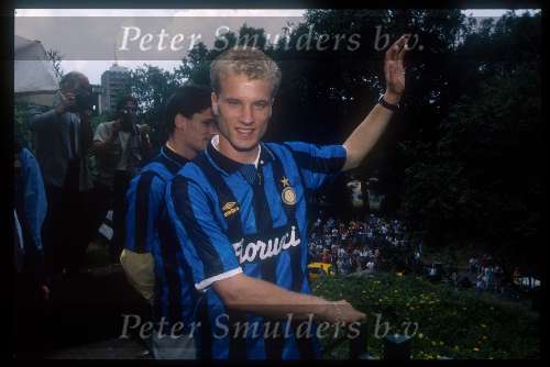 Dennis Bergkamp tekent een kontrakt voor Internationale Milan samen met wim jonk