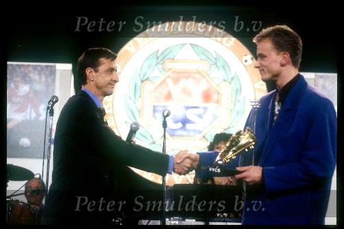 Dennis Bergkamp als voetballer van het jaar krijgt de prijs uit handen van johan cruyff