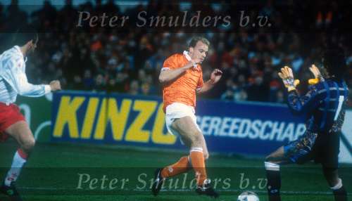 Dennis Bergkamp spelend voor het Nederlands elftal