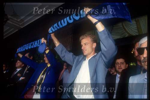 Dennis Bergkamp teket een kontrakt voor Internationale Milan samen met wim Jonk