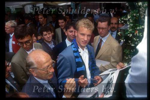 Dennis Bergkamp teket een kontrakt voor Internationale Milan