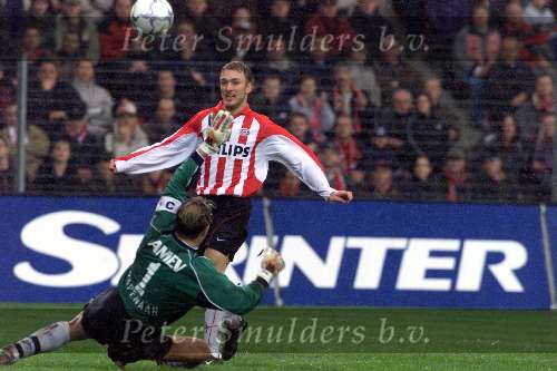 Eindhoven, 18 maart 2001
Kompetitie PSV-FC Utrecht, eindstand 5-1
Dennis Rommedahl verslaat Doelman Harald Wapenaar
