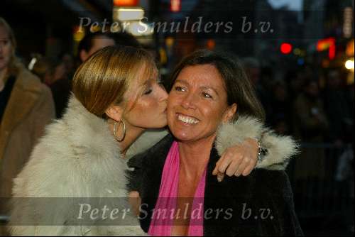 Amsterdam 8 april 2003
Premiere Johnny English met Rowan Atkinson
do zangers  met moeder