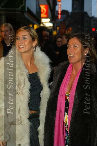 Amsterdam 8 april 2003
Premiere Johnny English met Rowan Atkinson
Do zangeres met moeder