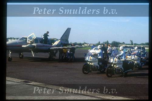 Antwerpen 9 mei 1987
Reportage over eendag de Dolly Dots, via Schiphol Oost-Antwerpen-Schiphol-Laren ( Groningen)
Angela Groothuizen Met grote Limousines en politie op de motor