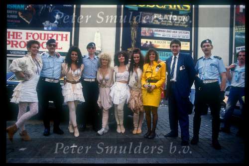 Antwerpen 9 mei 1987
Reportage over eendag de Dolly Dots, via Schiphol Oost-Antwerpen-Schiphol-Laren ( Groningen)
Angela Groothuizen Met grote Limousines en politie op de motor