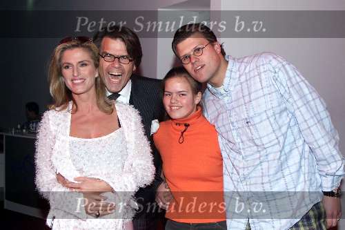 Amsterdam 19 maart 2001
Modeshow Monique Colignon.
Emile Ratelband met zijn zwangere vriendin Sylvie en 2 van zijn kinderen.