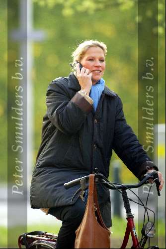 Den Haag 24 april 2003
emily bremers op fiets met gsm