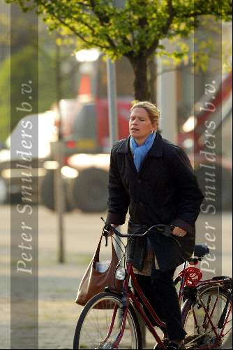 Den Haag 24 april 2003
emily bremers op fiets