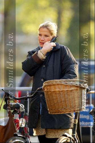 Den Haag 24 april 2003
emily bremers op fiets met gsm