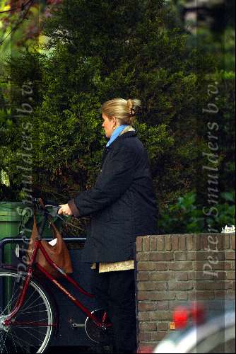 Den Haag 24 april 2003
emily bremers op fiets met gsm