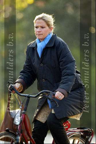 Den Haag 24 april 2003
emily bremers op fiets met gsm
