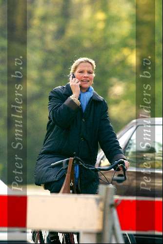 Den Haag 24 april 2003
emily bremers op fiets met gsm