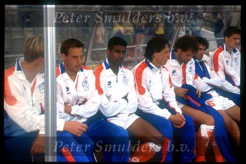 Eric Viscaal als reserve bij het nederlands elftal op de bank met naast hem John v \\\'t Schip wim kieft Aron winter Danny Blind Peter Bosz en wim jonk