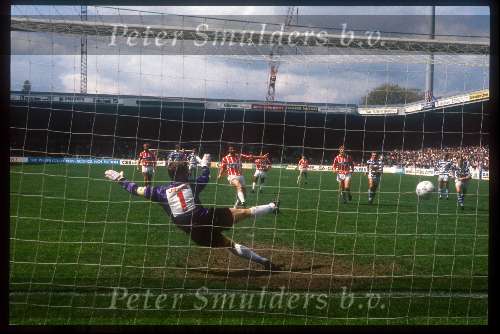 Erik Gerets spelend voor PSV scoort uit een penalty