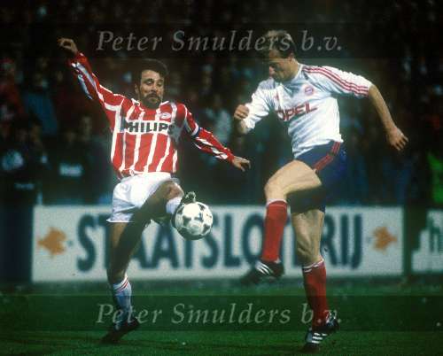 Erik Gerets spelend voor PSV tegen Bayern Munchen