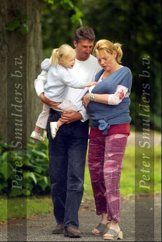 Hilversum 8 juni 2002
Esther Duller met baby en man en dochter