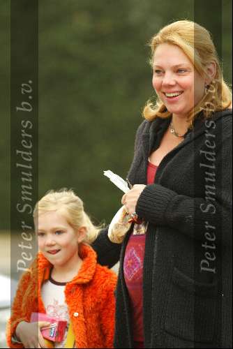 Hilversum 9 april 2002
Een zwangere Esther Duller met haar dochtertje.