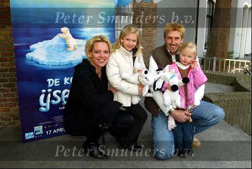 Amersfoort 12 april 2003
Premiere de ijsbeer in amersfoort
Esther Duller met gezin