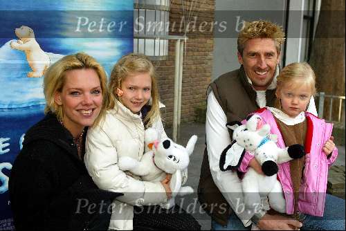 Amersfoort 12 april 2003
Premiere de ijsbeer in amersfoort
Esther Duller met gezin