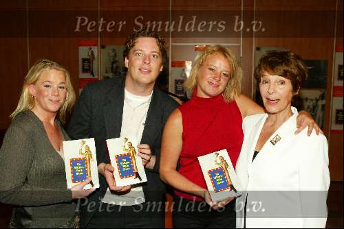 Bussum 25 april 2003
presentatie boek willem Ruis. van gijs groenteman
mies bouwman
Nicolas Ruis , eva ruis en ineke  ruis