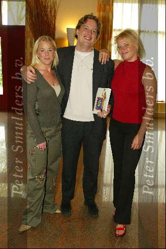 Bussum 25 april 2003
presentatie boek willem Ruis. van gijs groenteman
Nicolas Ruis , eva ruis en ineke  ruis