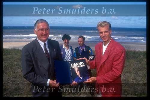 Dennis Bergamp samen met Faas Wilkes met op de achtergrond Louis v d Vuurst en Dave Endt