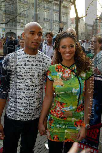 Amsterdam 16 april 2003
premiere van god los.
fajah lourens met vriend