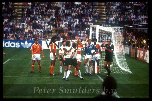 1992 Milaan  Nederland-Duitsland 1-2
Rode kaart voor Frank rijkaard met verder Ronald koeman Hans v Breukelen ruud Gullit Berry v Aerle Lotha Mattheus Rudi Voller