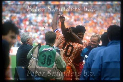 Munchen, 25 juni 1988 Finale Europees Kampioenschap 1988
Finale Nederland-Rusland, eindstand 2-0
1-0 door Ruud Gullit en 2-0 door Marco v Basten
Monne de Wit
Frank Rijkaard Rinus Michels