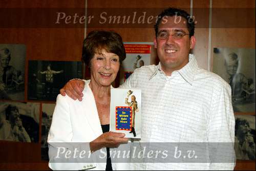 Bussum 25 april 2003
presentatie boek willem Ruis. van gijs groenteman
mies bouwman