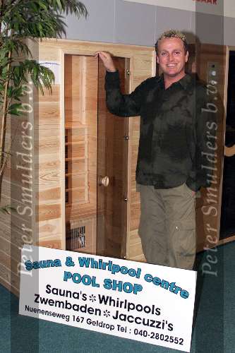 Geldrop 24 maart 2001
Gordon bij Sauna en Whirlpool centre in Geldrop voor
een infrarood voor zijn reuma.