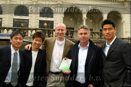 Amsterdam 11 april 2003
Presentatie boek Jan Roelfs in filmtheater
guus hiddink 
Lee en Park